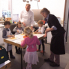 Kinder kochen für Senioren